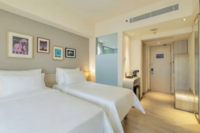 غرفة سوبيريور بسرير كوين، Artotel Harmoni Jakarta 1/8