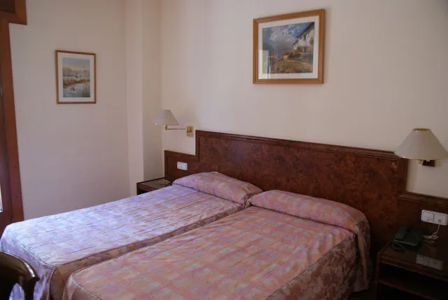 غرفة قياسية ثلاثية بسرير مزدوج وسرير فردي، Hotel Sant Jordi by Alegria 1/2