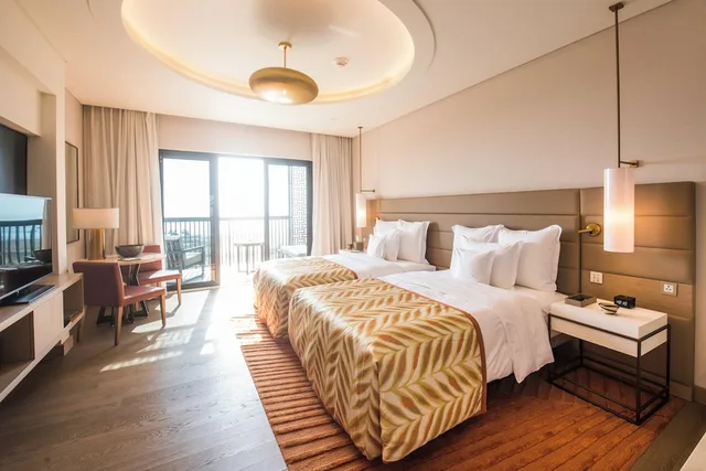 غرفة كلاسيكية بسريرين منفصلين بإطلالة على البحر مع دخول صالة النادي، InterContinental Fujairah Resort 2/6