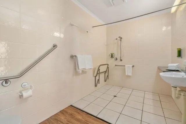 غرفة ثلاثية بسرير كوين وسرير فردي لذوي الإعاقة، Caboolture Central Motor Inn 4/4