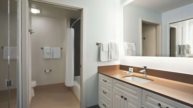 جناح بسريرين كينج بغرفتي نوم مع أريكة، HYATT house Pleasant Hill 5/5