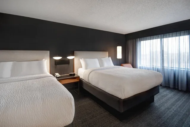 غرفة بسريرين مزدوجين، Courtyard by Marriott Cincinnati Airport 2/5
