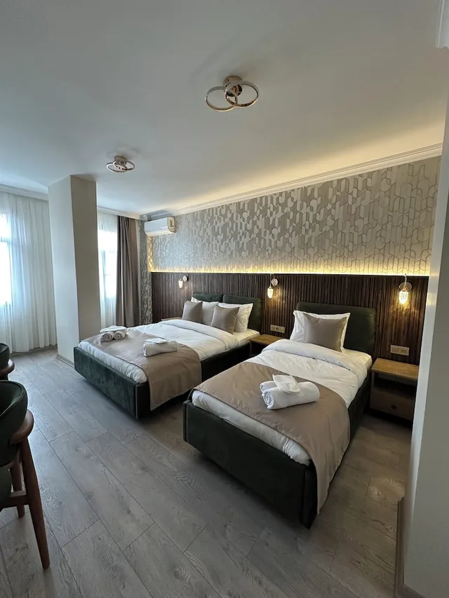 Family, 1 Single and 2 Double Beds، Peradise Hotel 1/10