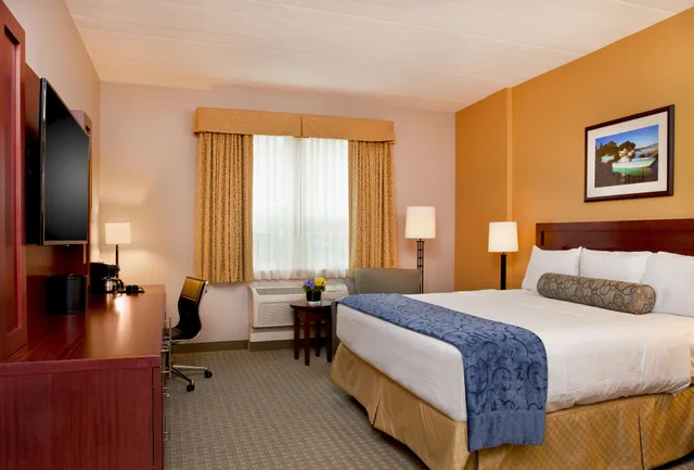 غرفة بسرير كينج، Wylie Inn And Conference Center At Endicott College 1/8