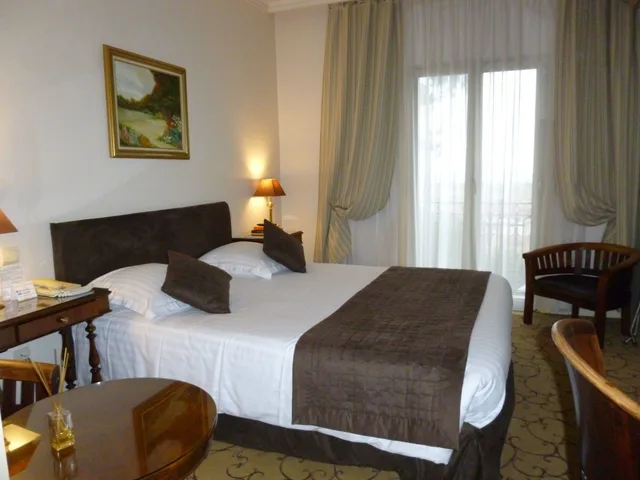 غرفة بانورامية بسرير كوين بإطلالة على البحر، Hotel Du Petit Palais 3/8