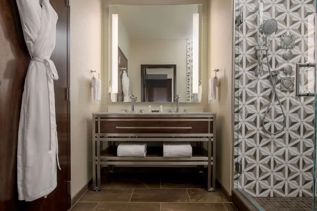 Skyline, Penthouse, King Bed, Kitchenette، Embassy Suites By Hilton Seattle Downtown Pioneer Square 3/3