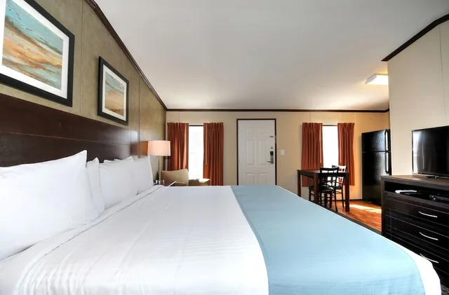 غرفة بسرير كينج بمطبخ صغير، Instalodge Hotel And Suites 2/4