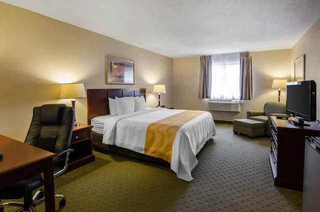 غرفة قياسية بسرير كينج يُسمح فيها بالحيوانات الأليفة، Quality Inn Summersville 3/4