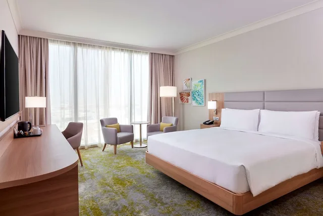 غرفة قياسية بسرير كينج لذوي الإعاقة، Hilton Garden Inn Kuwait 2/10