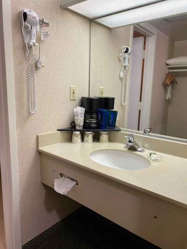 غرفة قياسية بسرير كينج، Clarion Hotel & Suites - Convention Center Fredericksburg 7/7