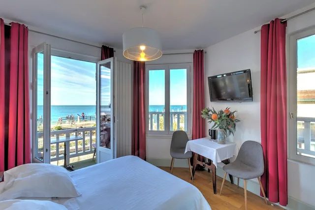غرفة بسريرين منفصلين بإطلالة على البحر بحوض استحمام، Hotel Le Rayon Vert 2/4