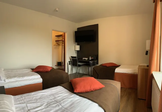 غرفة ثلاثية بثلاثة أسرّة، Slagsta Hotell & Wardshus 1/3