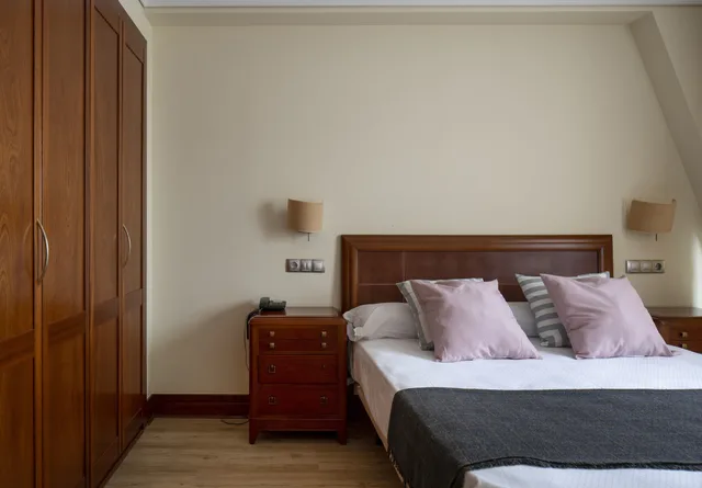 2 Bedrooms, Apartment, 1 King and 1 Single Beds, Santiago Apartments Bilbao 3/3