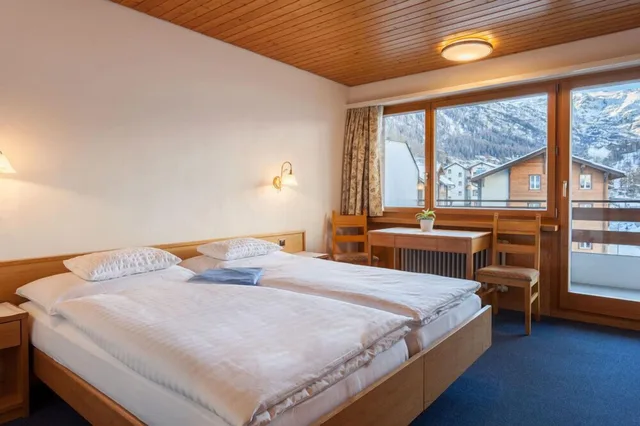 غرفة بريميوم بسريرين منفصلين بإطلالة على الجبل بشرفة، Hotel Parnass 2/4