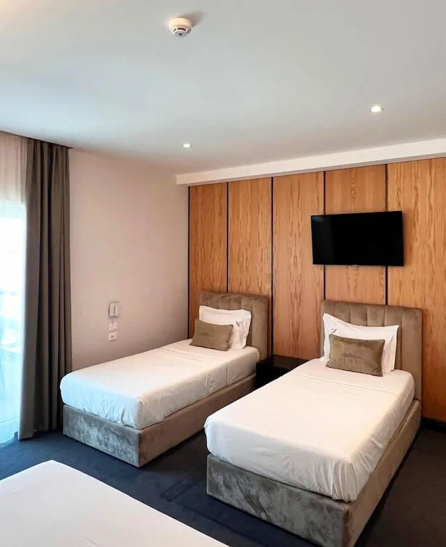 غرفة رباعية بسرير كينج وسريرين منفصلين بإطلالة على الحديقة، Delta Hotel 2/4