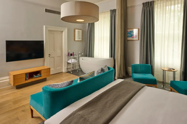 جناح جونيور بسرير كوين، Malmaison Cheltenham 2/4