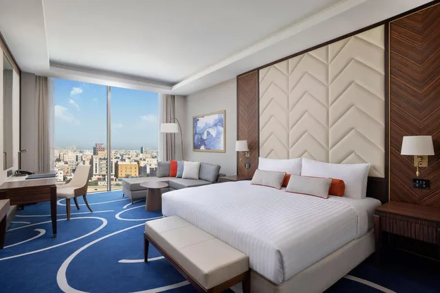 غرفة غراند ديلوكس بسرير كينج بإطلالة على المدينة، فندق ماريوت جدة طريق المدينة(Jeddah Marriott Hotel Madinah Road) 5/7