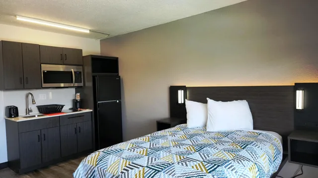 Room, Double Bed, Studio6 Alvin, TX 3/8