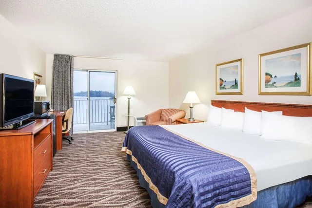 Deluxe, King Bed, Water View، Baymont by Wyndham Hot Springs On the Lake 1/1