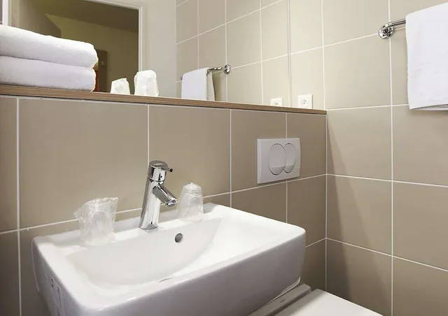 غرفة ثلاثية بثلاثة أسرّة، B&B HOTEL Lyon Aeroport Saint Quentin Fallavier 4/5