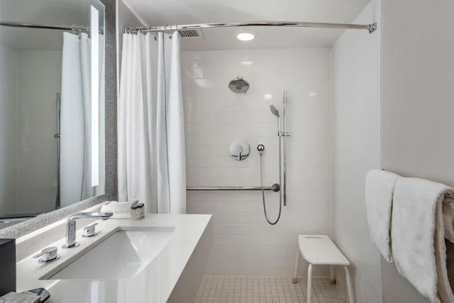 جناح بسريرين مزدوجين بغرفة نوم واحدة مع أريكة، Sheraton Suites Old Town Alexandria 6/9