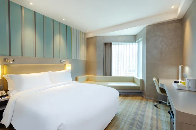 Standard, Queen Bed, Bath and Shower، Holiday Inn Express Hong Kong Mongkok 3/10