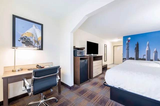 جناح بسريرين كوين مع أريكة، Clarion Pointe Madison-Huntsville 1/5