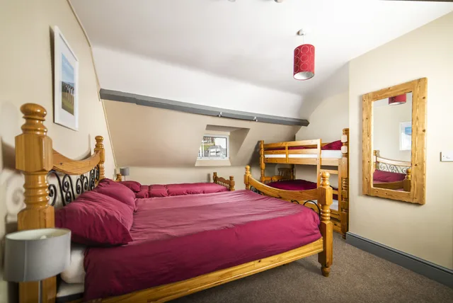 جناح بسريرين منفصلين وأسرّة بطابقين بإطلالة على الجبل، Llangollen Hostel 1/2