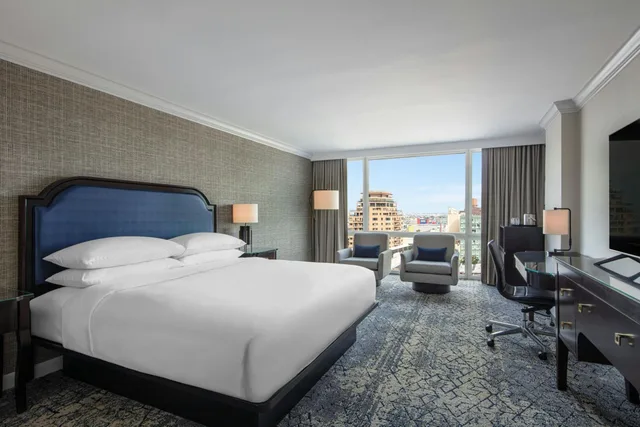 Executive, King Bed, Club Floor، Sheraton LaGuardia East Hotel 1/8
