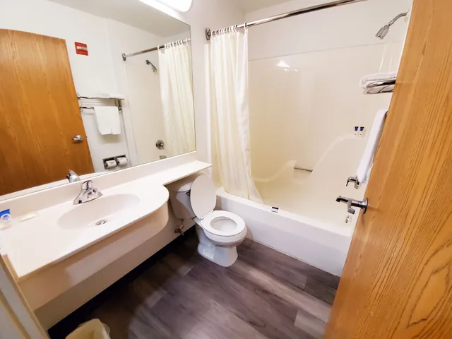 جناح بسرير كوين، Americas Best Value Inn Suites Racine 7/7