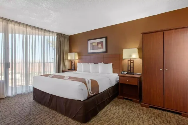 غرفة ديلوكس بسرير كينج بإطلالة على الجبل بشرفة، Scenic View Inn - Lake Powell - Page AZ 1/2