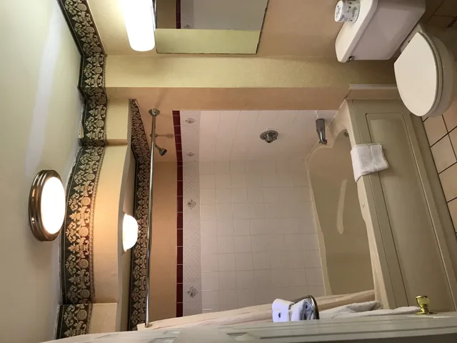 غرفة بسرير كينج بحوض جاكوزي، Value Inn 3/3