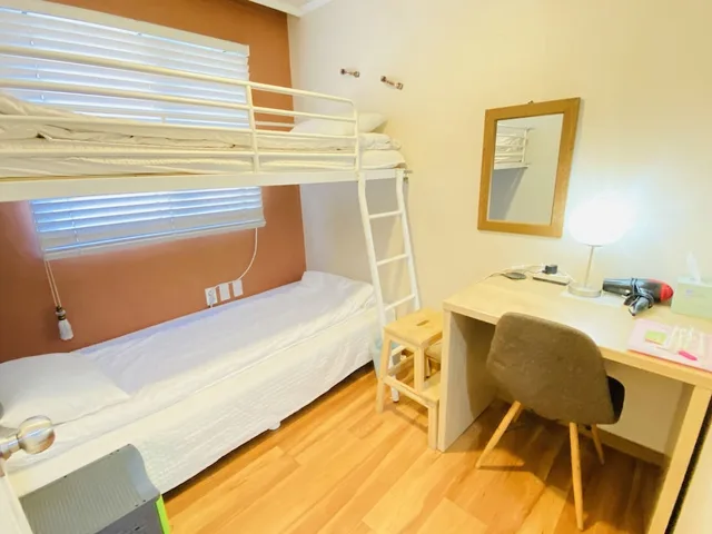 غرفة بسريرين منفصلين وسرير بطابقين، Aroha Guest House 4/6