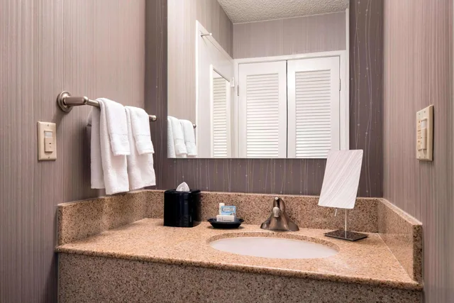غرفة ديلوكس بسرير كينج بإطلالة على المسبح مع أريكة، Sonesta Select Los Angeles Torrance South Bay 2/2