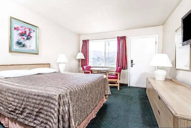 غرفة بسرير كينج، Travelodge By Wyndham La Grande 1/3
