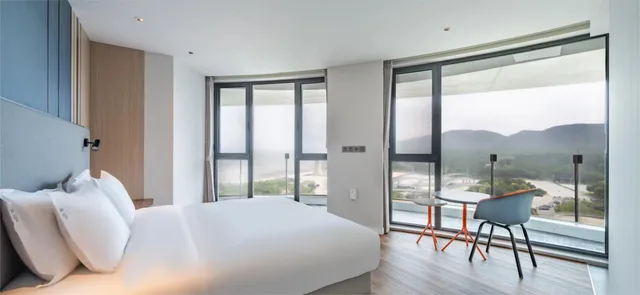 جناح بسرير كينج بإطلالة على البحر بغرفة نوم واحدة، Holiday Inn Express Huludao Seaview an IHG Hotel 2/3