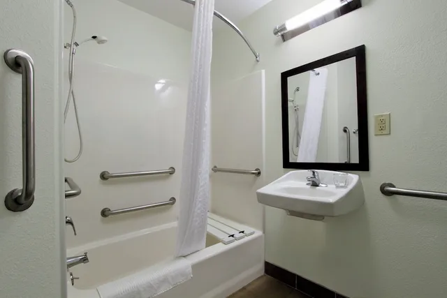 جناح بسرير كوين بغرفة نوم واحدة لذوي الإعاقة، Candlewood Suites Rogers/Bentonville 1/4