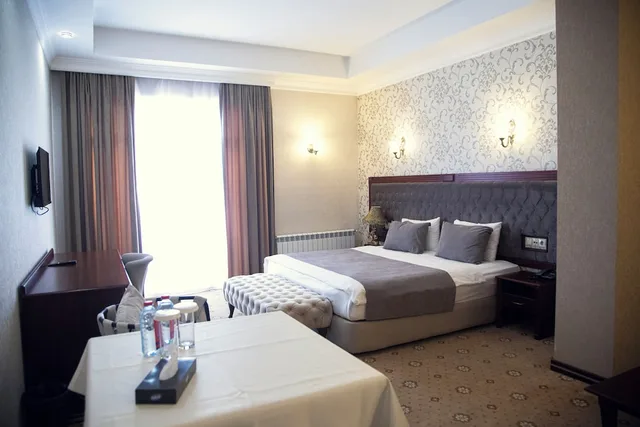 Deluxe, Twin Beds, Capitol Hotel 1/6