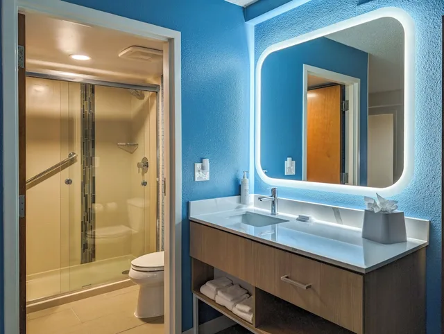 غرفة بسرير كينج مع أريكة بمطبخ، Homewood Suites by Hilton Oklahoma City Airport 3/10