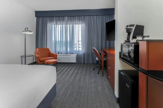 Room, King Bed, Accessible, Courtyard Austin Airport 3/4