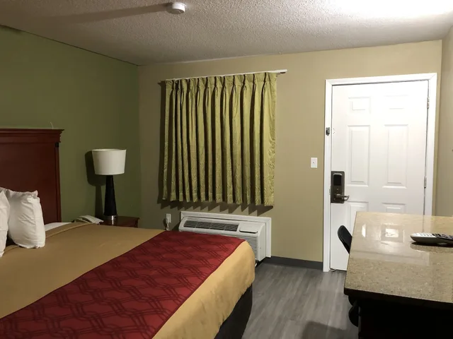 غرفة ديلوكس بسرير كينج، Deluxe Inn & Suites By OYO Miami OK 2/10