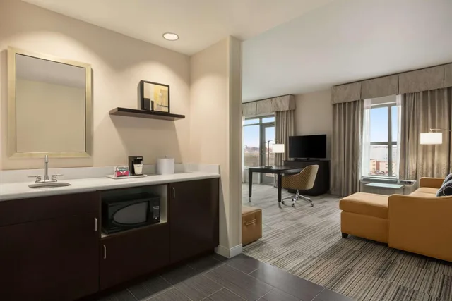 جناح استوديو ركني بسرير كينج بشرفة مع أريكة، Hampton Inn And Suites Roanoke-Downtown 6/6