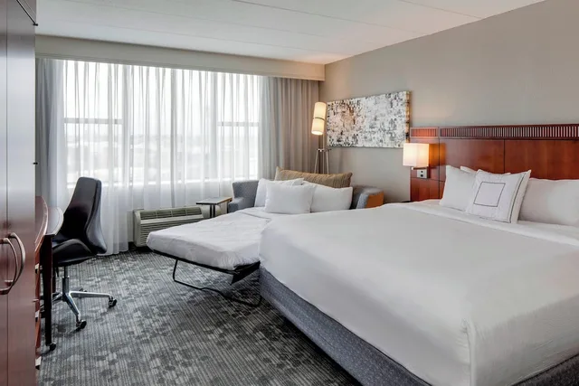 غرفة بسرير كينج في طابق مرتفع، COURTYARD BY MARRIOTT LOGAN AIRPORT 1/8
