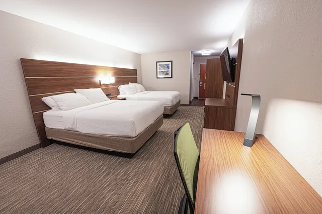غرفة قياسية بسريرين كوين، Holiday Inn Express Hotel Suites East Lansing 3/6
