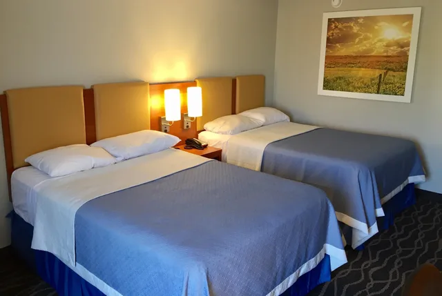 غرفة بسريرين مزدوجين لذوي الإعاقة، Days Inn & Suites By Wyndham Cincinnati North 3/5