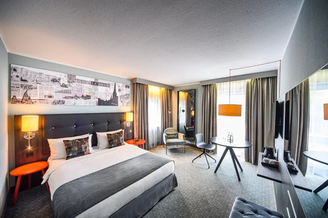 غرفة قياسية بسرير كينج وسرير كوين، Holiday Inn Luebeck 1/8