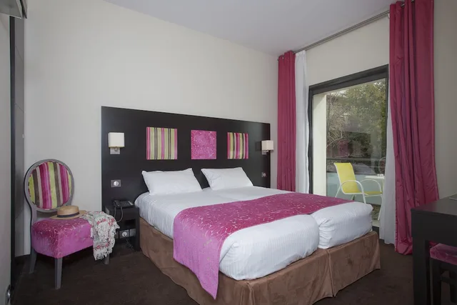 Superior, Queen Bed, Side Sea View, High Floor، BAPTISTIN 2/4