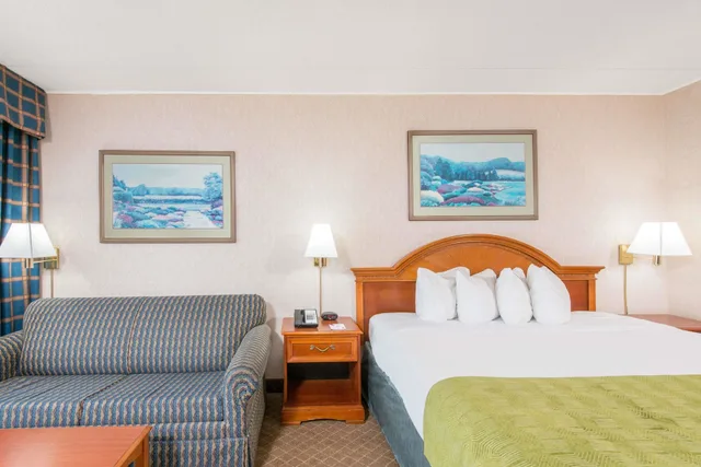 غرفة بسرير مزدوج، Ramada By Wyndham Cumberland Downtown 2/6