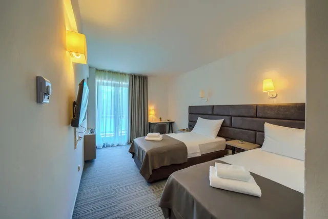 غرفة كومفورت بسرير كوين بإطلالة على المتنزه بشرفة، Hotel Alkar 7/10