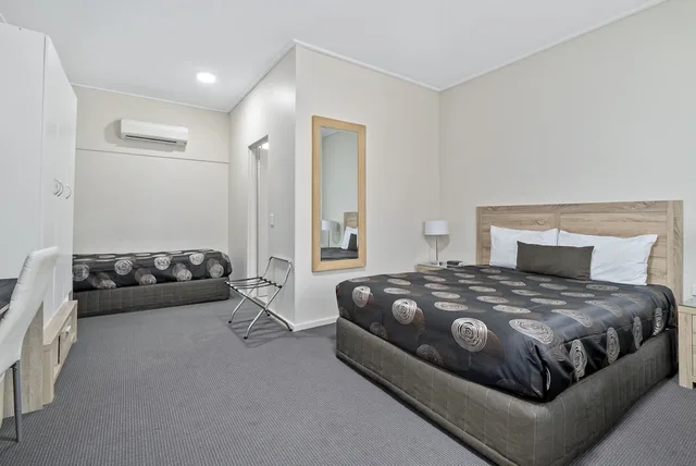 Deluxe, 1 Queen and 1 Single Bed, Courtyard Area، Sherbourne Terrace Hotel 1/3